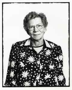 108339 Portret van een oudere vrouw in een gebloemde blouse.